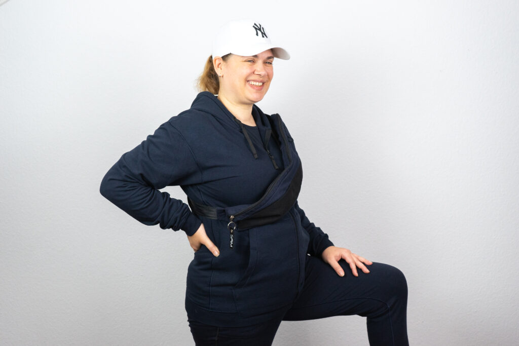 Nicole trägt hier den Feel Good Hoodie, die Feel Good Hose - AIR SLIM blau, das Soft Longsleeve in blau, sowie die Clam Design Bag als Cross Body Tasche. Nicht zu sehen sind die Sens Bamboo Socken von SAM sensory & more. In unserer vertiefenden Betrachtung geht es heute um taktile Empfindlichkeiten und wie sie die Auswahl von Kinderkleidung beeinflussen können. 🤔✨Taktile Wahrnehmungsstörungen können zu überempfindlichen Reaktionen auf bestimmte Stoffe führen. Diese Empfindlichkeiten sind nicht nur auf den sensorischen Bereich beschränkt, sondern betreffen auch die taktile Wahrnehmung, also das Fühlen und Berühren von Materialien. Für Kinder mit taktiler Überempfindlichkeit ist die Wahl der richtigen Kleidung entscheidend. Unsere Expertin Nicole Führing betont in der aktuellen Podcast-Folge, wie wichtig es ist, die individuellen Bedürfnisse jedes Kindes zu berücksichtigen. Sie gibt praktische Tipps, wie Eltern taktile Empfindlichkeiten bei der Auswahl von Kleidung berücksichtigen können. Die Zusammenarbeit mit SAM sensory & more unterstreicht dieses Anliegen, indem sie speziell entwickelte Kleidung anbieten, die nicht nur weich und angenehm zu tragen ist, sondern auch die Bedürfnisse von Kindern mit taktilen Empfindlichkeiten berücksichtigt. Wenn du mehr über taktile Empfindlichkeiten und deren Einfluss auf die Auswahl von Kinderkleidung erfahren möchtest, höre in unseren Podcast rein und entdecke, wie kleine Anpassungen Großes bewirken können. 🌟👕