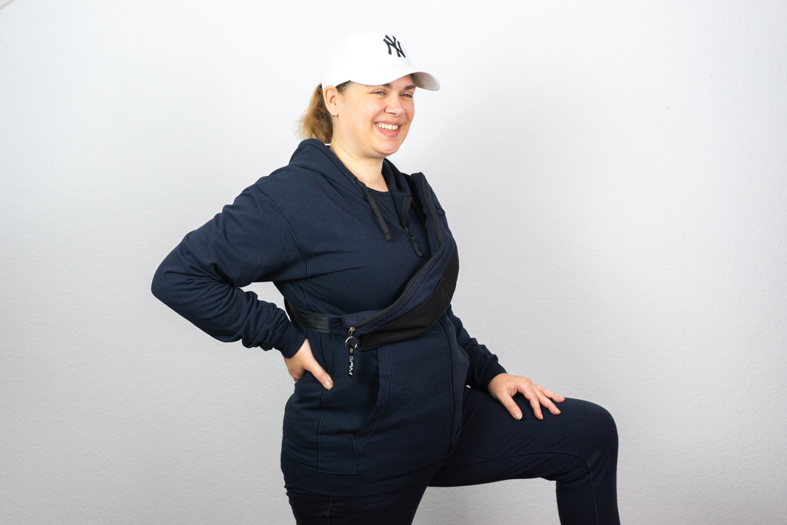 Nicole zeigt die Kleidungsstücke von SAM Sensor & more Taktik und ohne störende Nähte.