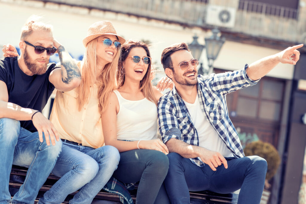 Auch HSP könen gesellig sein. Sie dürfen aber auf ihre Auszeiten achten und sollten sich Ruhe gönnen.