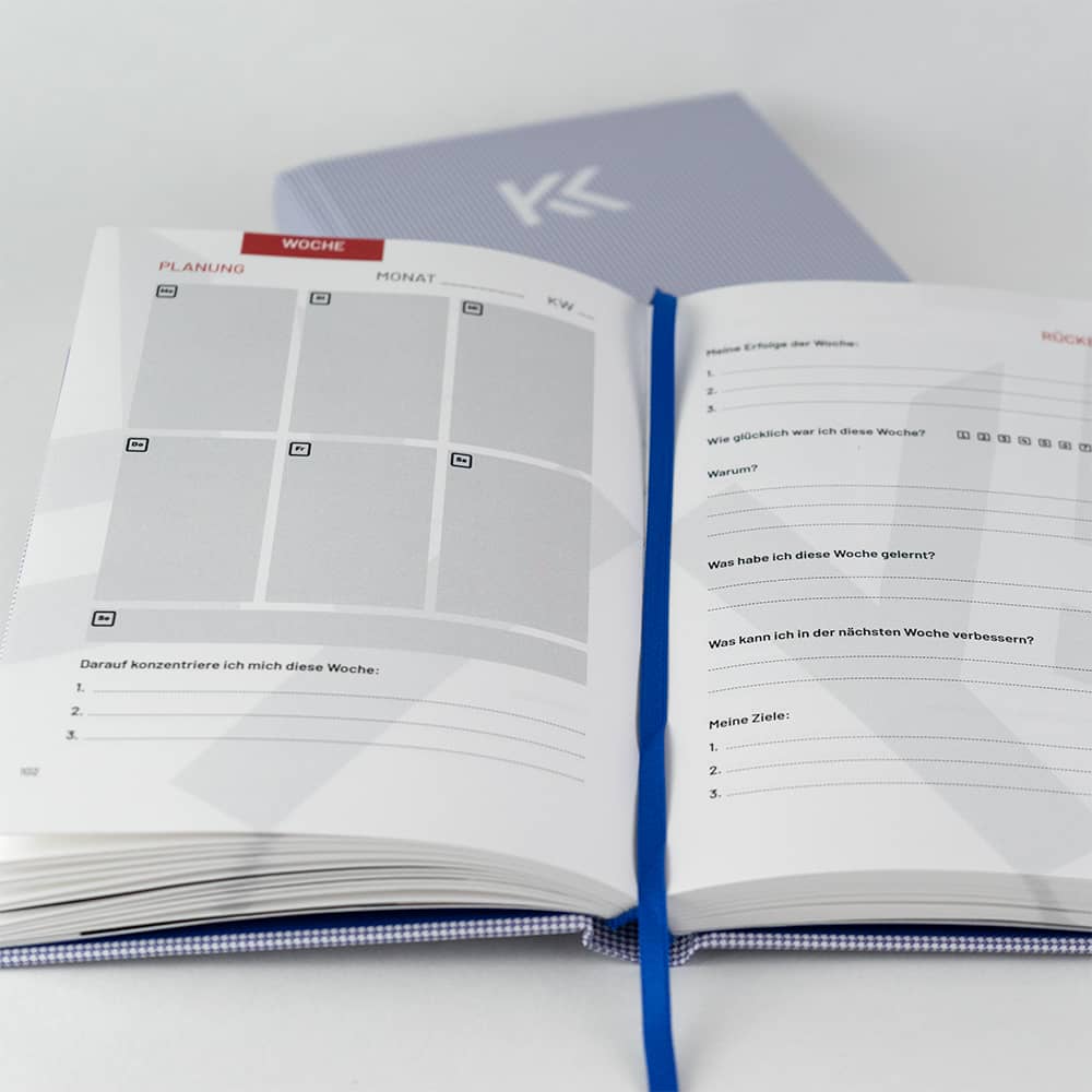 Klare Kante ist ein Buch, dass Dich jeden Tag begleitet. Du notierst darin Deine aktuelle Situation (IST Zustand), setzt Dir Ziele und verfolgst diese das Jahr über. Dein Dranbleiben Tool