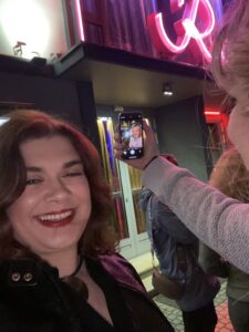 Nicole Führing steht an einem Samstagabend vor der Disco Rosenhof